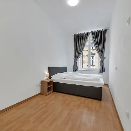Apartman The Dante 1988, Centre