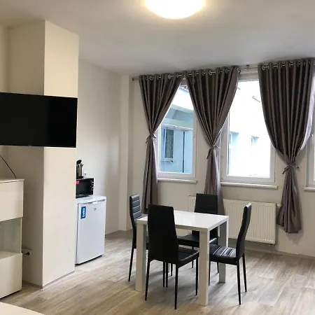 Apartman The Dante 1988, Centre