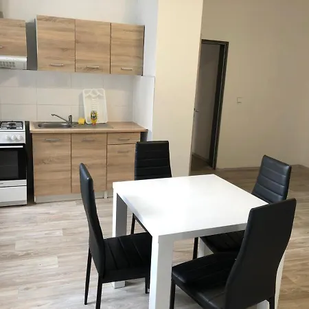 The Dante 1988, Centre Apartman